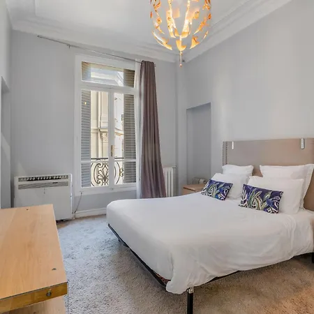 4 Bedroom Opposite The Eiffel Tower Apartment *