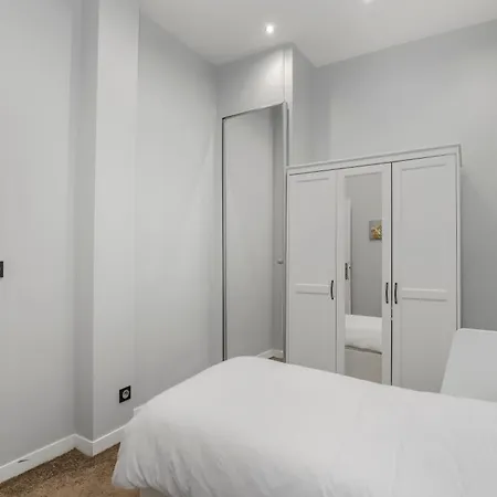 4 Bedroom Opposite The Eiffel Tower Apartment Paris