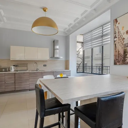 4 Bedroom Opposite The Eiffel Tower Apartment Paris