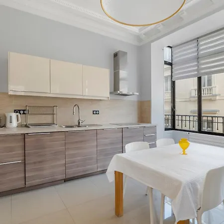 4 Bedroom Opposite The Eiffel Tower *