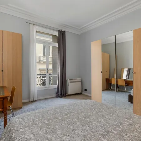 4 Bedroom Opposite The Eiffel Tower