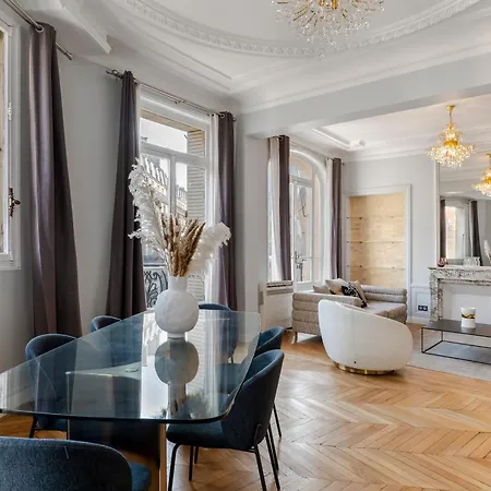 4 Bedroom Opposite The Eiffel Tower *