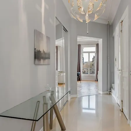 4 Bedroom Opposite The Eiffel Tower