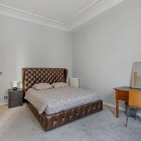4 Bedroom Opposite The Eiffel Tower *