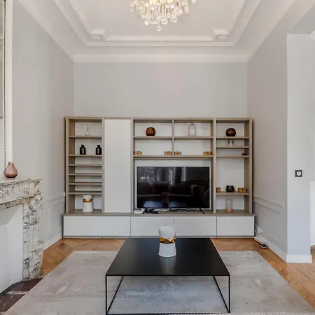4 Bedroom Opposite The Eiffel Tower
