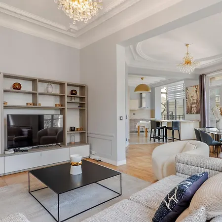 4 Bedroom Opposite The Eiffel Tower *