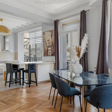 4 Bedroom Opposite The Eiffel Tower * Paris